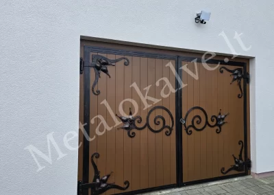 Kaltiniai vartai – dekoratyviniai metaliniai vartai su kalviškais ornamentais